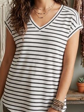 Maurices Berkley Striped V-Neck Short Sleeve Top Size Small